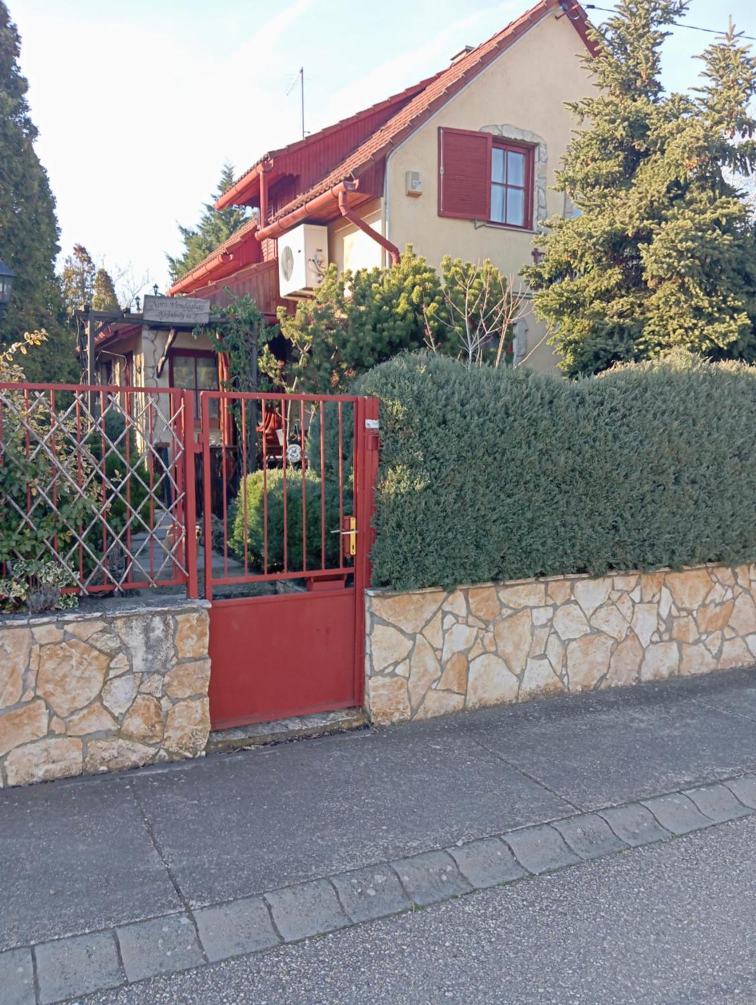 Nóra Appartement *